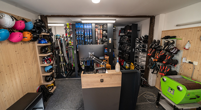Půjčovna lyží a snowboardů u sjezdovky