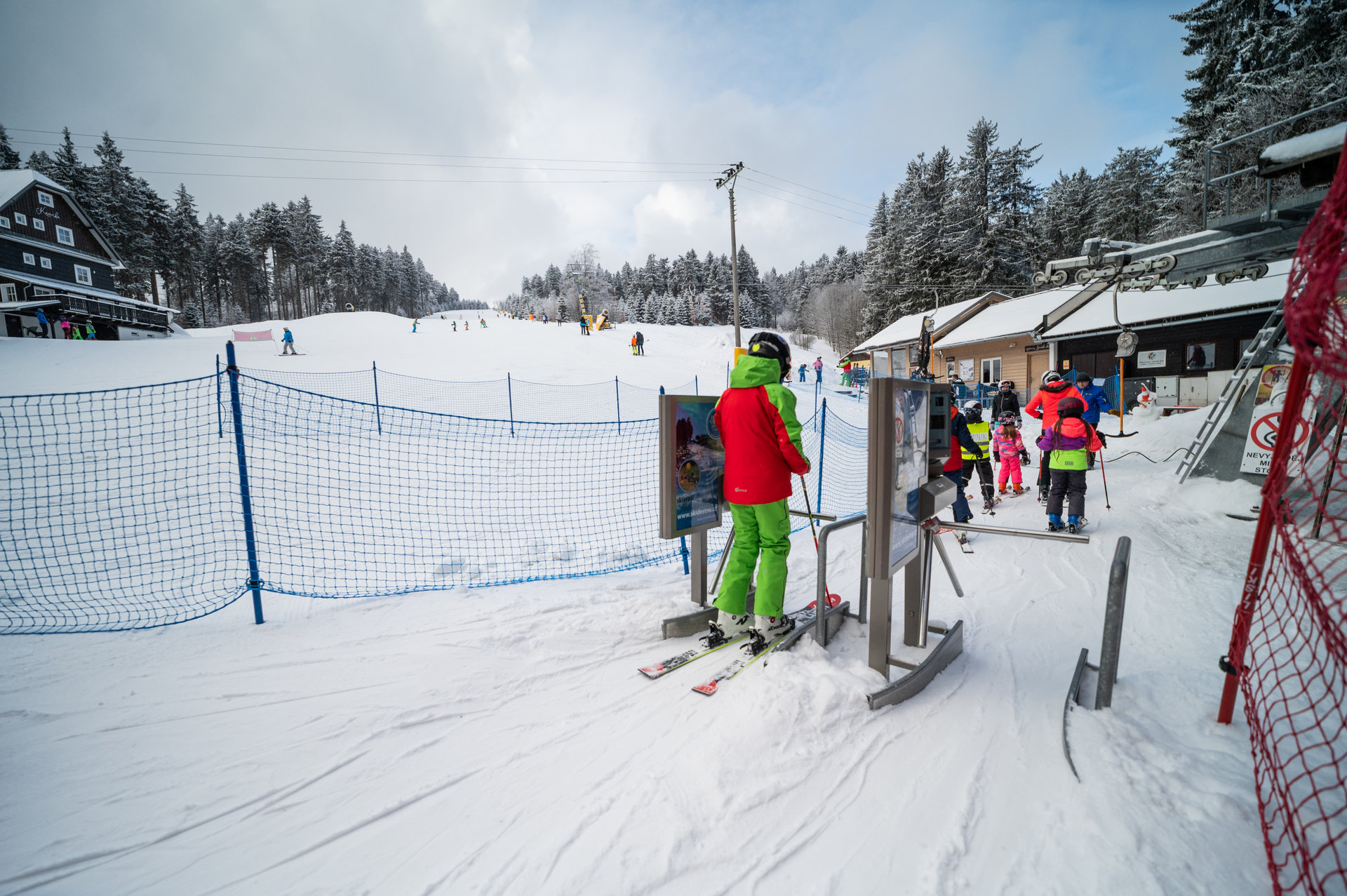 Přehledný svah a zázemí skiareálu